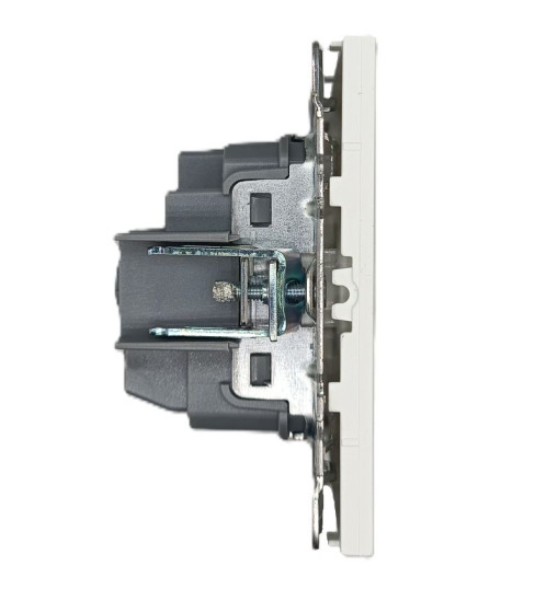 Panaica E09 վարդակ  հողանցումով / սպիտակ